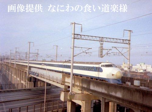 始発から16時すぎまで東京〜名古屋間の全列車運休、名古屋以西は臨時間引きダイヤで、事故原因追及の現地調査・品川信号機器室の誤配線による異常誘導電流がATCを乱したと発表。国鉄は改良を約束したが、新幹線の安全に対する不信が強まった。